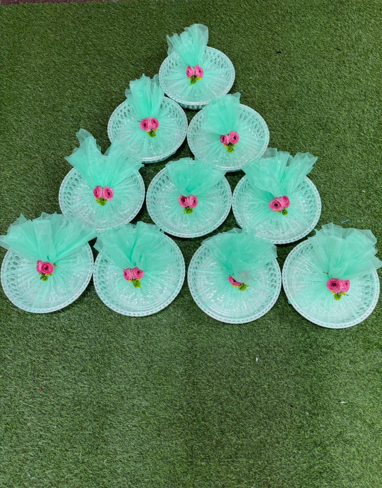 Ready decor plates   Plates material fibre  Silver colour   Net colours available-pink ,yellow,red,green,purple,pink,skyblue   Size 10 inches-  10 pieces